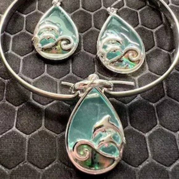 Dolphin Bracelet and Earring set Made of Resin 18K White Gold Plated - Picture 1 of 1